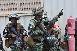 Malaysian soldiers at RIMPAC 2014. They are referred as "Malaysian Marines" in the US captions below. The M16A2s and armour vest are obviously on loan from the US Marines. Malaysian Marines "prepare to engage "enemy" forces at Pacific Missile Range Facility (PMRF) during the air assault portion of Rim of the Pacific (RIMPAC) Exercise 2014. Twenty-two nations, 49 ships and six submarines, more than 200 aircraft and 25,000 personnel are participating in RIMPAC from June 26 to Aug. 1 in and around the Hawaiian Islands and Southern California. The world's largest international maritime exercise, RIMPAC provides a unique training opportunity that helps participants foster and sustain the cooperative relationships that are critical to ensuring the safety of sea lanes and security on the world's oceans. RIMPAC 2014 is the 24th exercise in the series that began in 1971. (U.S. Navy photo by Mass Communication Specialist 2nd Class Mathew J. Diendorf/Released)