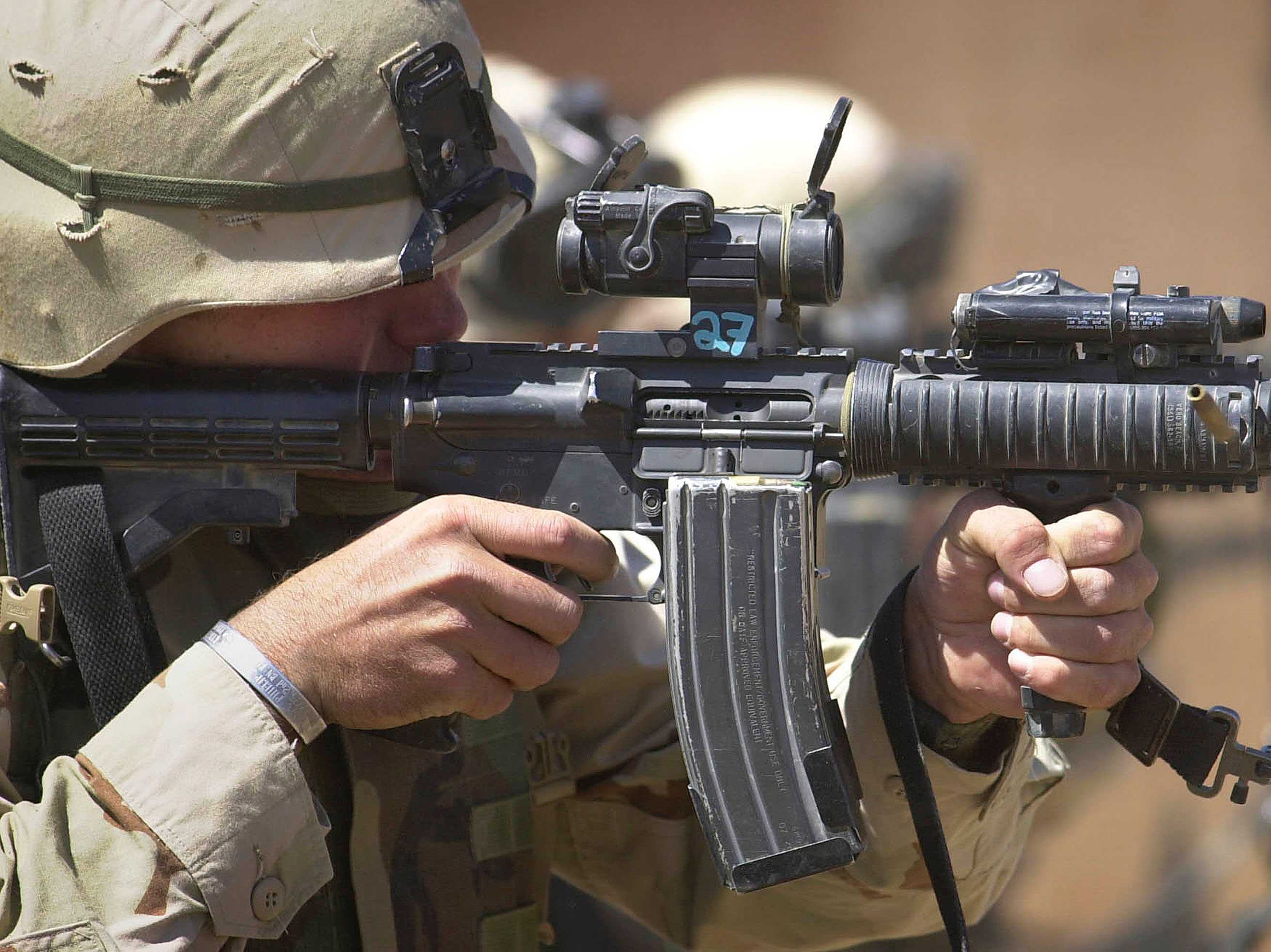 М 16 в россии. M4a1 Aimpoint. Штурмовая винтовка Colt m16a4. M-16 штурмовая винтовка. Американская штурмовая винтовка м4.