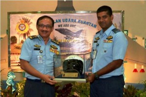 Lt Jen Affendi receving a flight helmet as a memento from current 19th Sqn CO Lt Kol Sebastian William (right) in May, 2015. Picture from Kelab Penyokong TUDM Facebook.