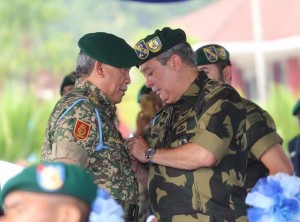 The Sultan of Johor conferring the GGK Golden Jubilee medal to Armed Forces chief Jen Tan Sri Zulkifeli Zin