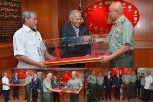 SMEO representative Gen (rtd) Shahrom (centre) presenting the M4 Carbine HB showpiece to Gen Raja Affandi