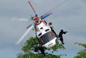 An Ecureil conducting a demonstration with police comanndos. Internet.