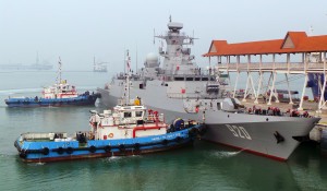 Adhafer being assisted to her berth at BCC. The rails on top of the bridge are only temporary safety measures. www.malaysiandefence.com