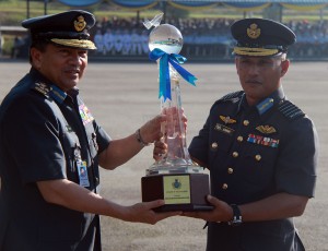 Jen Roslan presenting the Best Squadron trophy to CO of 10th Squadron Lt Kol Mohd Kahar Kassim