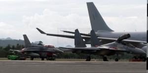 RMAF Sukhoi M52-014 with RSAF F16-16D at Lima 2009.