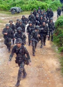 A typical Army platoon on the move. The unit is soldiers with the 4th RAMD at Eks Haringgaroo 15.