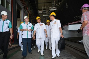 Kamarulzaman (second from right) taking a look on the submarine.