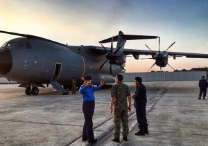 Hishammuddin (centre) preparing to board A400M M54-01 for Johor, on March 28, 2016 for the Starstreak firings. Twitter PTL.