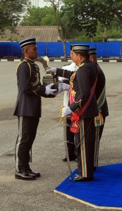 Roslan presenting the Best Fixed Wing Trainee award to LT Nazrin.