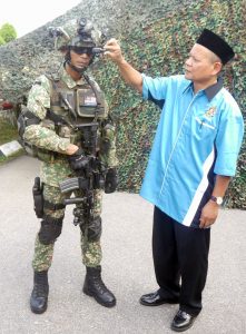 A retired soldier posed with a 12th RMR soldier who is part of the FSS Experimental Platoon. 12th RMR have been conducting user trials with the FSS since 2012. 