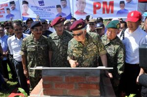 Najib (centre) at the FOB ground breaking ceremony.