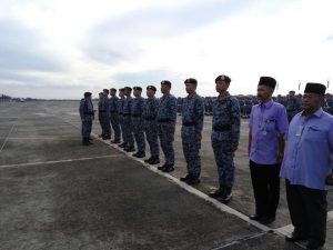 Roslan presenting medals to airmen at the parade. They are wearing the new digital camo of the RMAF. The last two recipients are RMAF veterans.