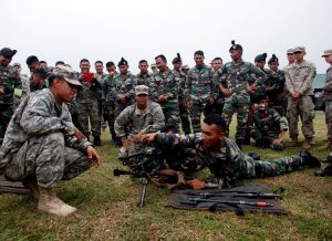 A member of the 9th Royal Ranger Regiment, Malaysian Armed Forces, properly conducts a barrel change on a M240L machine gun during the academics week of Keris Strike 2015. Keris Strike FB page. 